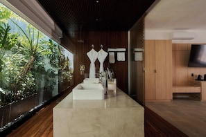 Superior Suite, City View | Bathroom