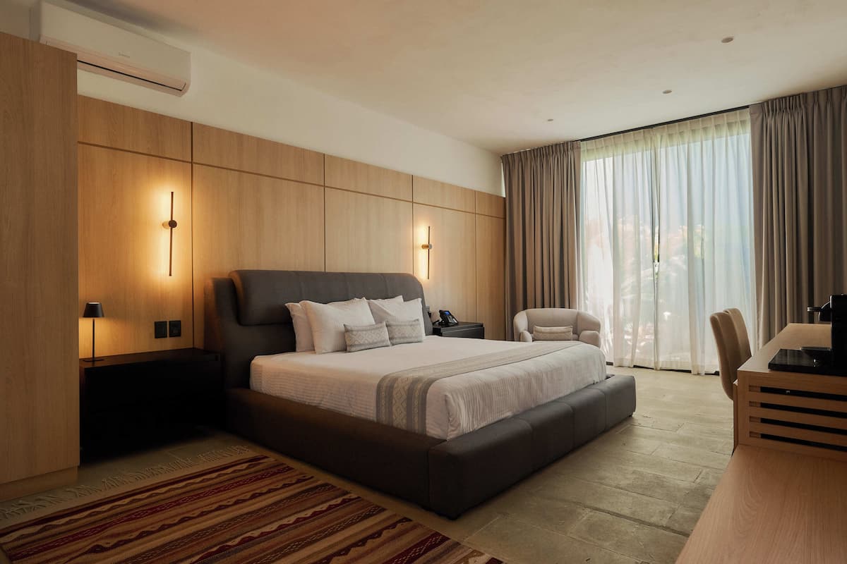 Suite junior, vista al jardín | Ropa de cama de alta calidad, camas Select Comfort y minibar
