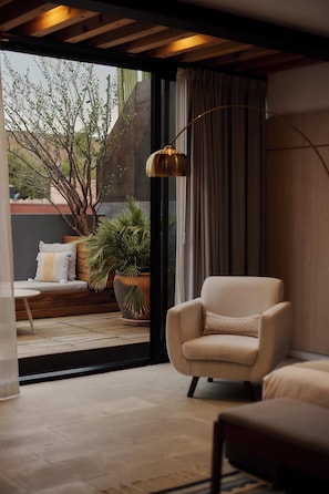 Deluxe Suite, City View | Living area