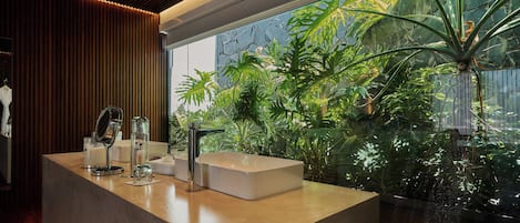 Suite Supérieure, vue ville | Salle de bain | Douche, sÚche-cheveux, peignoirs, chaussons