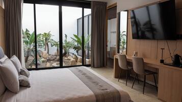 Suite Junior, pemandangan kebun | Brankas, meja kerja, setrika/meja setrika, dan Wi-Fi gratis