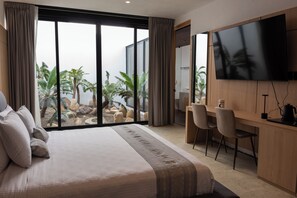 Junior suite, uitzicht op tuin | Een kluis op de kamer, een bureau, een strijkplank/strijkijzer