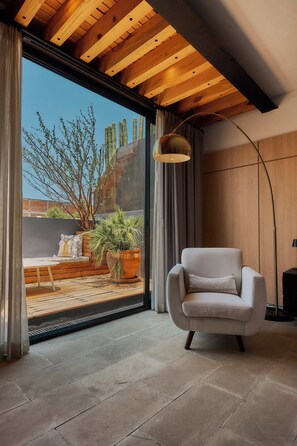 Deluxe Suite, City View | Ruang tamu | 55 inci sebuah televisyen pintar dengan satelit 