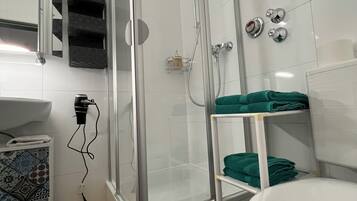 Haartrockner, Handtücher, Seife, Toilettenpapier