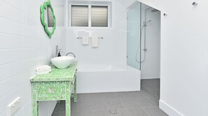 Shower - Salt and Serenity - A modern property with ocean views (Nelson Bay)
