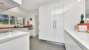 Kjøleskap, mikrobølgeovn, ovn og kokeplater