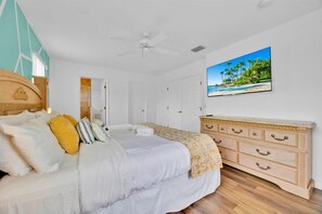 5 habitaciones, escritorio y tabla de planchar con plancha 