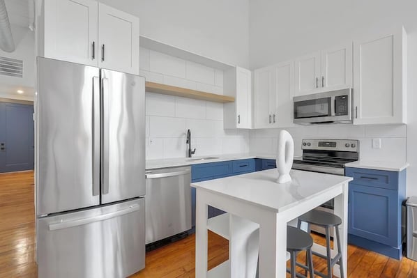 Full-sized fridge, microwave, oven, stovetop