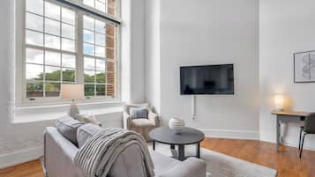 Apartment, 3 Bedrooms | Ruang tamu | 40 inci televisyen dengan digital