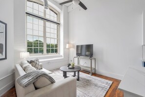 Huoneisto, 1 makuuhuone | Oleskelualue | 40–tuumainen televisio, jossa digitaalikanavat