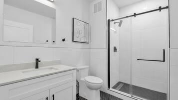 Apartment, 3 Bedrooms | Bathroom | Free toiletries, hair dryer, towels, soap