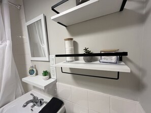 Secador de pelo, toallas, shampoo, papel higiénico