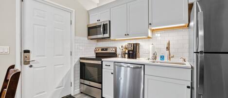 Jääkaappi, mikroaaltouuni, uuni, liesi