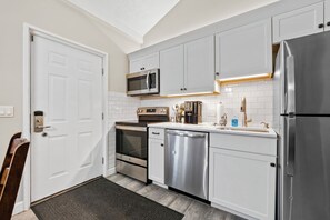Fridge, microwave, oven, stovetop - OWNER MANAGED Boyne Mtn Ski-in Ski-out 3BR plus Loft and Bonus Room Sleeps 12 (Boyne Falls)