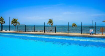 Cozy oceanview loft with panoramic views, rooftop pool & fitness room