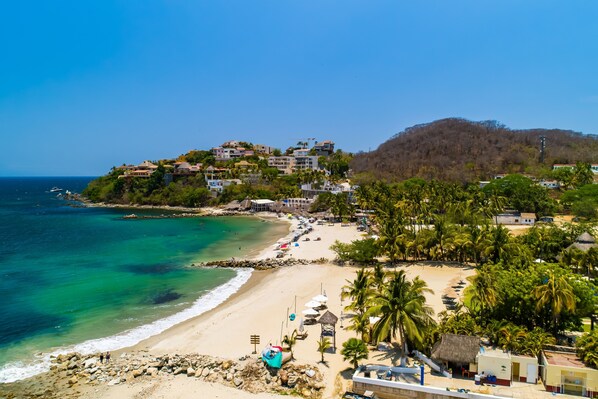 On the beach - Cozy oceanview loft with panoramic views, outdoor pool & fitness room (Cruz de Huanacaxtle)