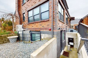 Exterior - Beautiful basement unit with full kitchen & Wifi in Seattle (Seattle)