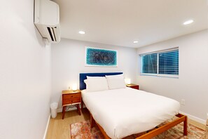 2 bedrooms, iron/ironing board, Internet, bed sheets