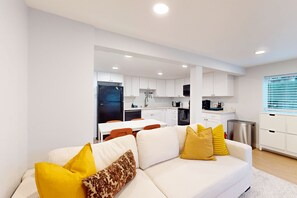 TV, books - Beautiful basement unit with full kitchen & Wifi in Seattle (Seattle)