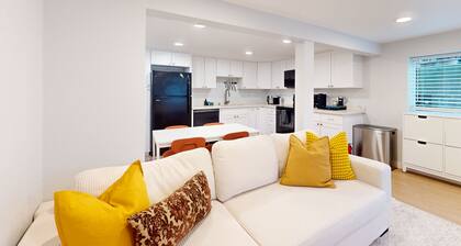 Beautiful basement unit with full kitchen & Wifi in Seattle