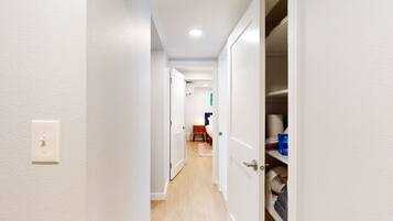 2 bedrooms, iron/ironing board, internet, bed sheets