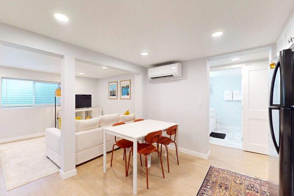 Interior - Beautiful basement unit with full kitchen & Wifi in Seattle (Seattle)