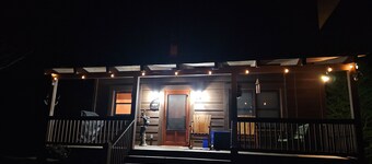 Charming cabin with hot tub, coffee bar, firepit, foosball & mountain views