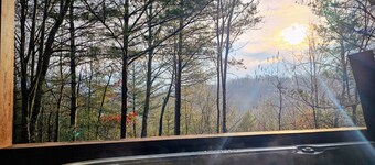 Charming cabin with hot tub, coffee bar, firepit, foosball & mountain views