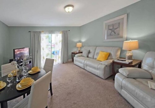 Best location in Biloxi!  Walk to the beach!