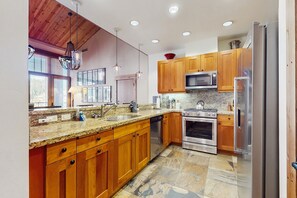 ثلاجة، ميكروويف، فرن، موقد طهي مسطح