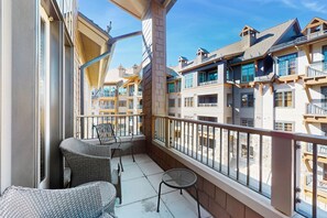 Property grounds - Modern condo with shared hot tub, fireplace, and walk to lifts - golf nearby (Truckee)
