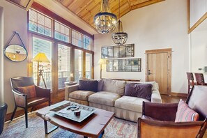 TV, fireplace - Modern condo with shared hot tub, fireplace, and walk to lifts - golf nearby (Truckee)