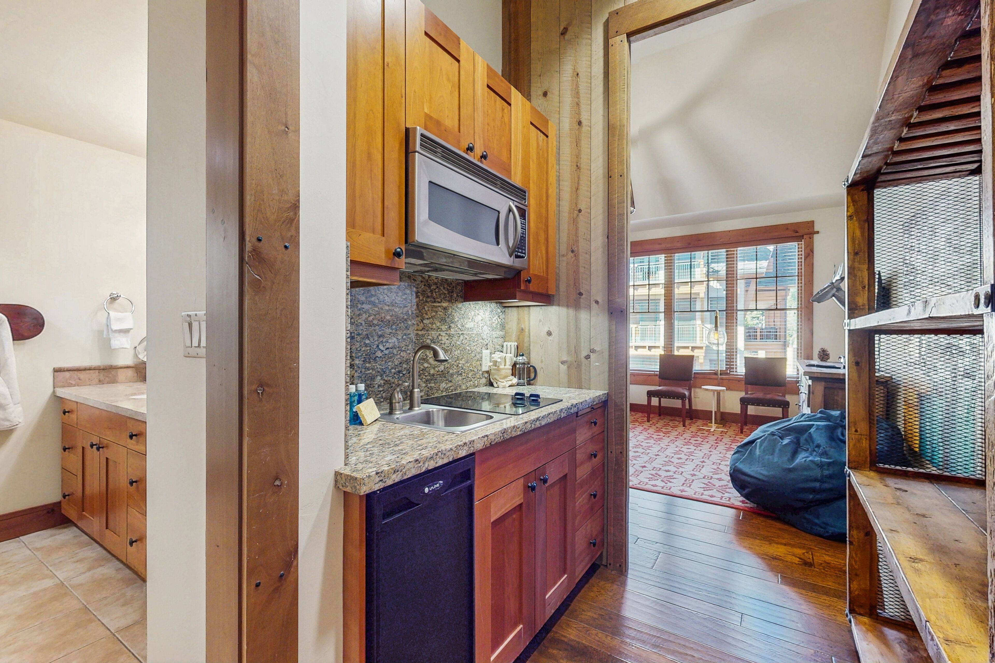 Réfrigérateur, micro-ondes, plaque de cuisson, cafetière/bouilloire