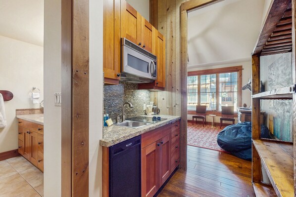 Kühlschrank, Mikrowelle, Herdplatte, Wasserkocher mit Kaffee-/Teezubehör