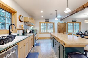 Fridge, microwave, oven, stovetop - Cozy house in the woods, riverfront, trail,  fireplace, wifi, w/d, bbq, balcony (Moretown)