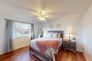4 bedrooms, iron/ironing board, WiFi, bed sheets - Spacious Lakefront Retreat with Game Room, Private Dock, and Scenic Views (Hot Springs)