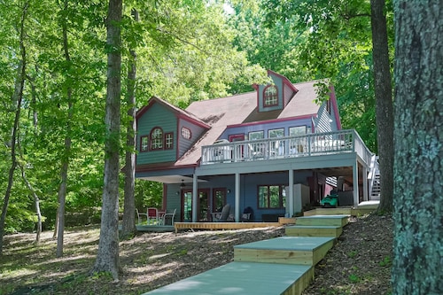 Spacious pet friendly waterfront house with patio & grill