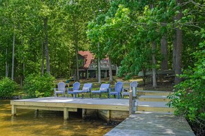 Property grounds - Spacious pet friendly waterfront house with patio & grill (Bumpass)