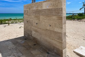 On the beach - Stunning oceanfront retreat perfect for families (Telchac-Puerto)