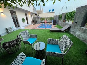 Swim-up bar
