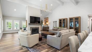 TV connectée, cheminée, jeux vidéo