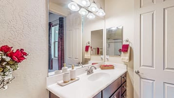 SĂšche-cheveux, serviettes fournies