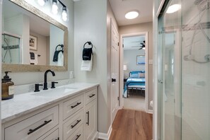 Dusche, Haartrockner, Handtücher