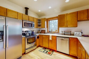 Fridge, microwave, oven, stovetop - Peaceful house w/ mountain views, land, trails, fireplace, a/c, w/d, wifi, lawn (Plymouth)