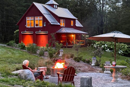 Peaceful house w/ mountain views, land, trails, fireplace, a/c, w/d, wifi, lawn