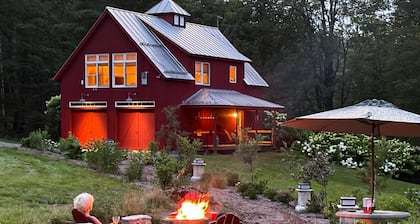 Peaceful house w/ mountain views, land, trails, fireplace, a/c, w/d, wifi, lawn