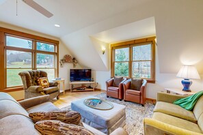 TV, fireplace, DVD player, table football - Peaceful house w/ mountain views, land, trails, fireplace, a/c, w/d, wifi, lawn (Plymouth)