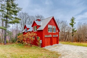 Exterior - Peaceful house w/ mountain views, land, trails, fireplace, a/c, w/d, wifi, lawn (Plymouth)
