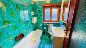Ein Badezimmer mit Badewanne, Toilette und Waschbecken.