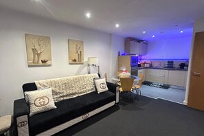 Apartment | Living area - Cozy Apartment 5 min Walk From Manchester Arena (Manchester)